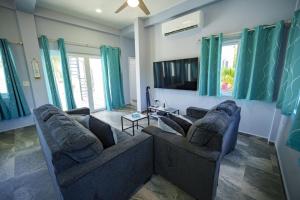 Villa Armoniosa Spacious Beachfront 2BR with Pool - Lower Level