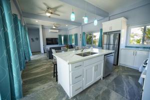 Villa Armoniosa Spacious Beachfront 2BR with Pool - Lower Level