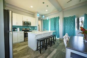 Villa Armoniosa Spacious Beachfront 2BR with Pool - Lower Level