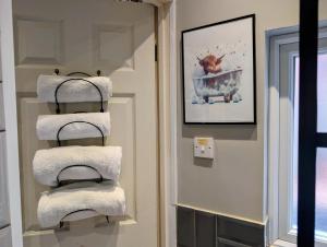 Hidden Retreat - Studio 4 minutes to the beach! Pet friendly!