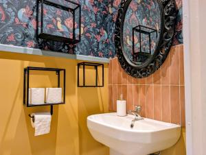 Hidden Retreat - Studio 4 minutes to the beach! Pet friendly!