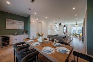 EaDo Luxe with Pool and Mini Golf 10 Mins to Daikin Park GRB WBC and Universities