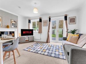 Sleeps 4 3 Bathrooms Wrexham AFC Driveway