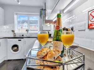 Sleeps 4 3 Bathrooms Wrexham AFC Driveway
