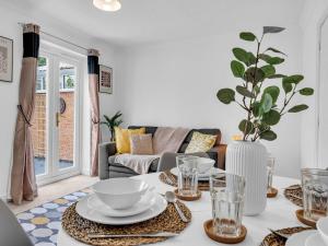 Sleeps 4 3 Bathrooms Wrexham AFC Driveway