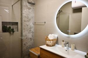 2BR Apt Near US Embassy with Free Parking by Sabi