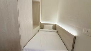 2BR Apt Near US Embassy with Free Parking by Sabi