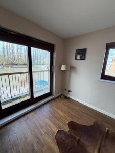 Elegant 1-Bedroom Flat With Stunning Thames views