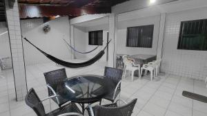 Casa com piscina, ar condicionado, churrasqueira, estacionamento, pet friendly