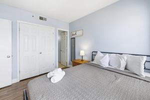 New Palace Resort 2BR w Pools, High Floor, Views!