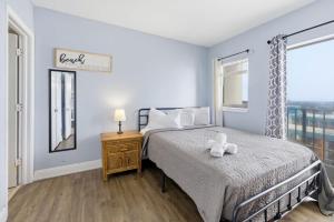 New Palace Resort 2BR w Pools, High Floor, Views!