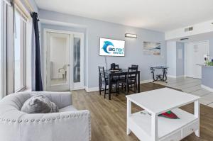 New Palace Resort 2BR w Pools, High Floor, Views!