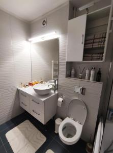 Azure Cosy Apartment - Private Terrace and Free Parking