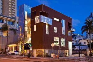 Elegant 5BR with BBQ Balcony & City Views