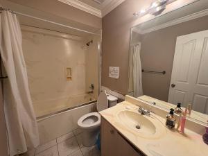 Budget Family Room Near Transit, 20 Min to YVR, Free Parking & Wifi