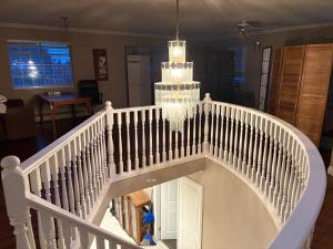 Budget Family Room Near Transit, 20 Min to YVR, Free Parking & Wifi