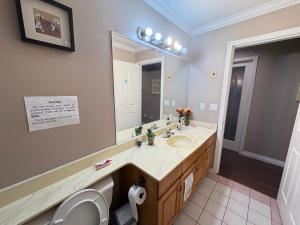 Budget Family Room Near Transit, 20 Min to YVR, Free Parking & Wifi