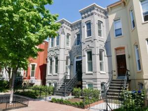 Travelers Trove Sleeps 6 in Shaw and PARKING