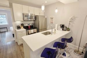 Travelers Trove Sleeps 6 in Shaw and PARKING