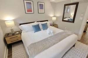 Travelers Trove Sleeps 6 in Shaw and PARKING