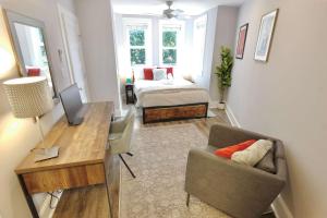 Travelers Trove Sleeps 6 in Shaw and PARKING
