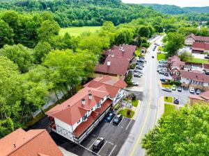 Alpine River Suites #402 - Cozy Riverfront Condo