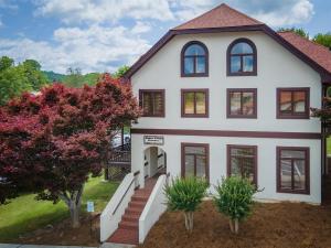 Alpine Village Condo D - Walkable Downtown