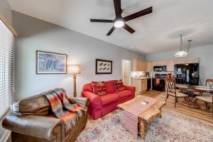 Alpine Village Condo E Walkable to downtown Helen