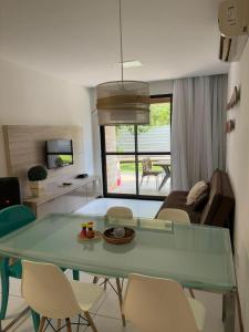 Iloa quarto e sala ao lado da piscina
