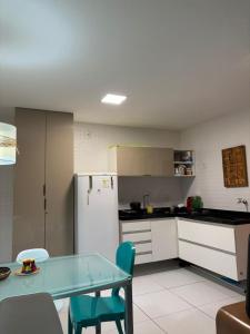 Iloa quarto e sala ao lado da piscina