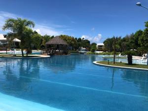 Iloa quarto e sala ao lado da piscina