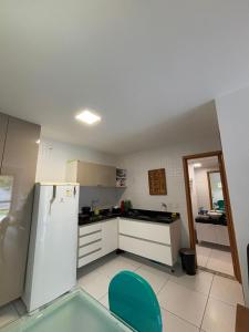 Iloa quarto e sala ao lado da piscina