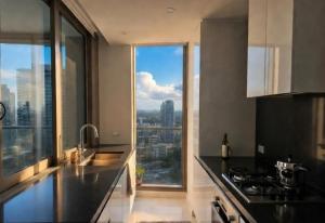Luxe 2BR 2BA King Bed Spectacular Views, Pools & Spa
