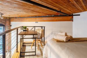 Massive Downtown Seattle Condo - Free Parking!