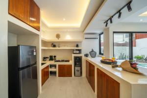 Alisa Villa - Pool Retreat with Rooftop Lounge close to Beach