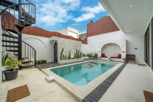 Alisa Villas - Spacious Pool Retreat with Terrace close to Beach