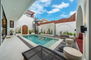 Alisa Villas - Spacious Pool Retreat with Terrace close to Beach