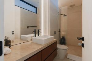 Hidden Designer LOFT 3BDR I 750m to the Beach