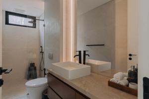 Hidden Designer LOFT 3BDR I 750m to the Beach