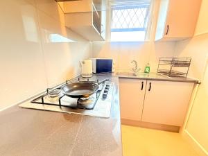 Bright & Airy two-Bed Appartment Near Seven kings tube easy access to central London