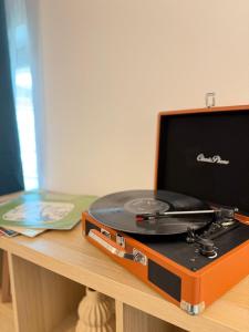 Old Town Vinyl Retreat near the Cathedral with retro vibes