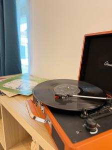 Old Town Vinyl Retreat near the Cathedral with retro vibes