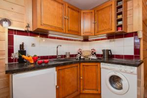 Résidence Le Château D86 Ski Retreat | Balcony & Views - Happy Rentals