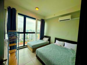 Stylish Luxury3BR Apartment City Skyline View 10