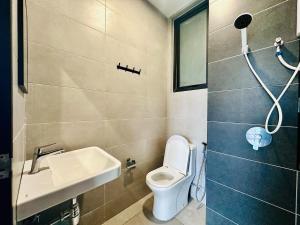 Stylish Luxury3BR Apartment City Skyline View 10