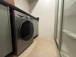 2Q Alto Padrão Ar, Vaga, Máquina de Lavar