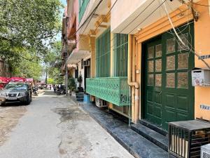 Forest Lane 2 Monuments View 1000 sq ft Apartment