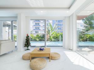 White Moonlight Pool Villa