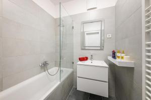 Elite Residence Suite -Chic Serenity with AC in a Free Park zone