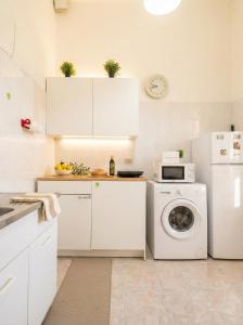 Cozy romantic loft- Cialdini 21